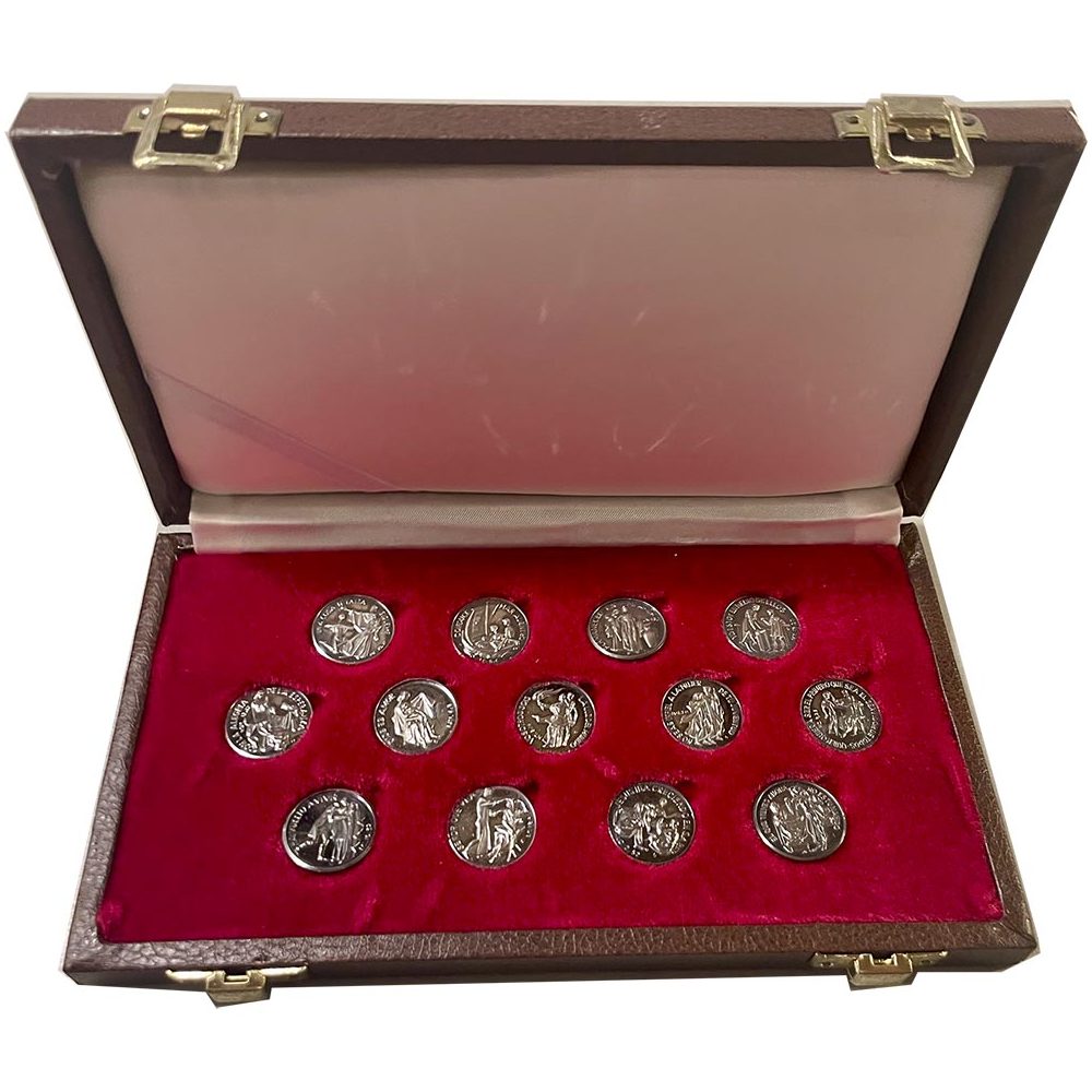 Estuche con 13 arras matrimoniales en Plata.  - 1