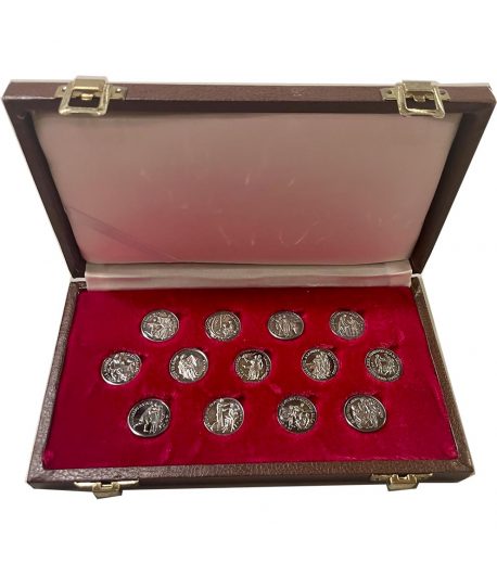 Estuche con 13 arras matrimoniales en Plata.  - 1