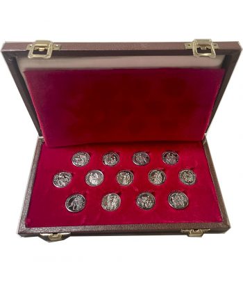 Estuche con 13 arras matrimoniales en Plata.  - 2