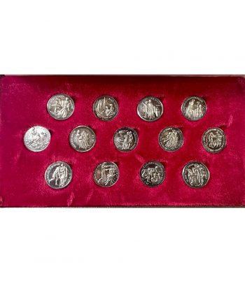 Estuche con 13 arras matrimoniales en Plata.  - 3