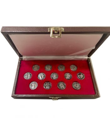 Estuche con 13 arras de boda en Plata.  - 1