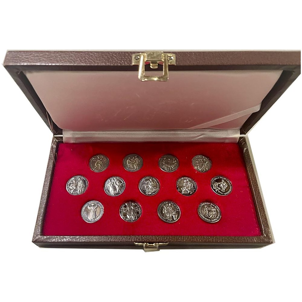 Estuche con 13 arras de boda en Plata.  - 1